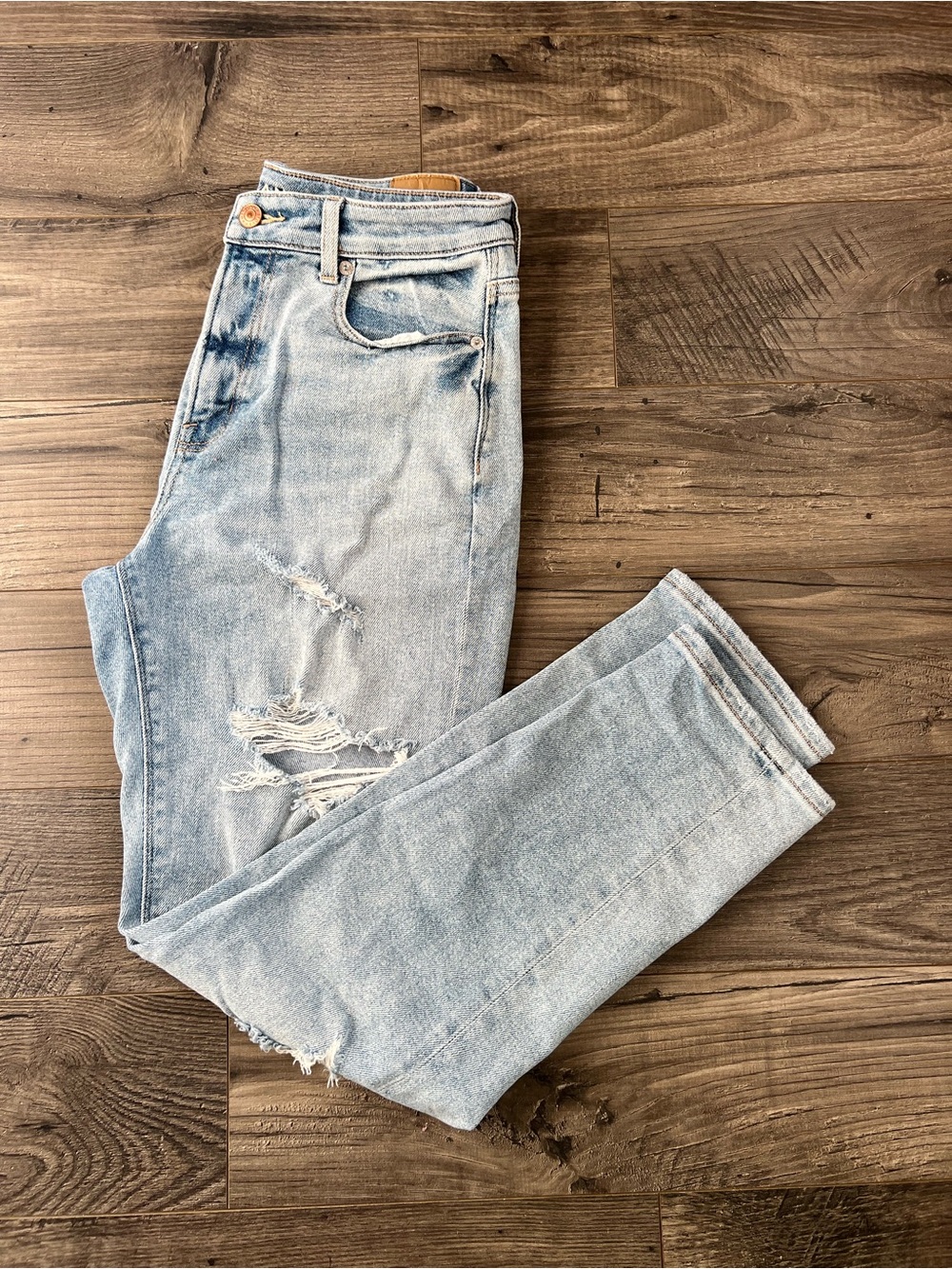 American Eagle Outfitters Light Wash Distressed Mom jeans